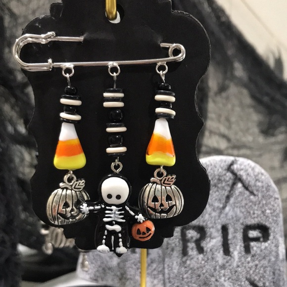 Trick or Treat Brooch - Picture 3 of 3